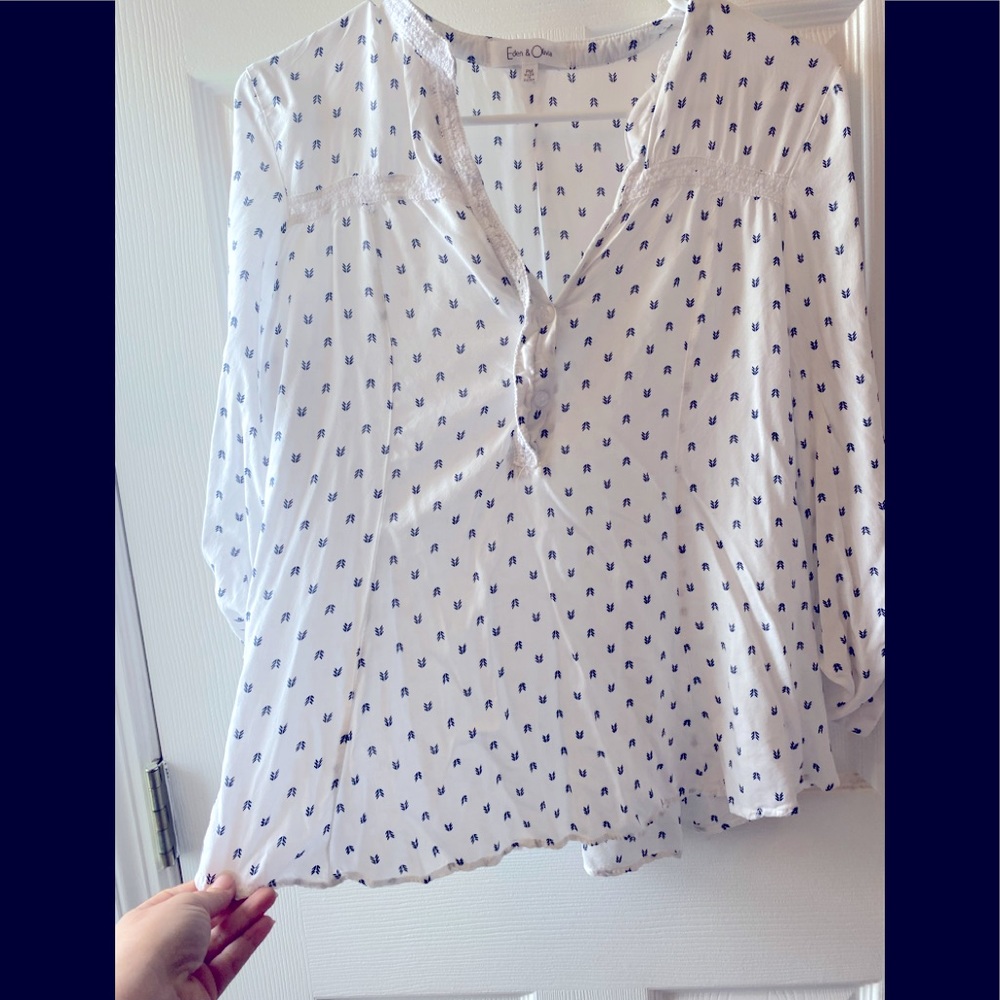 White and chevron pattern 3/4 sleeve top